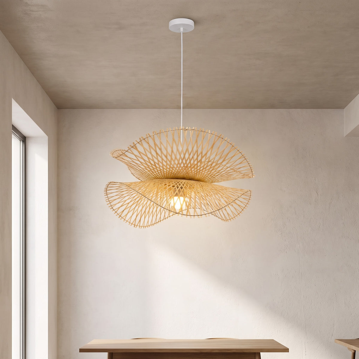 Lustre en bambou style japonais suspendu au-dessus d'une table à manger, créant une ambiance zen et chaleureuse pour les repas en famille.