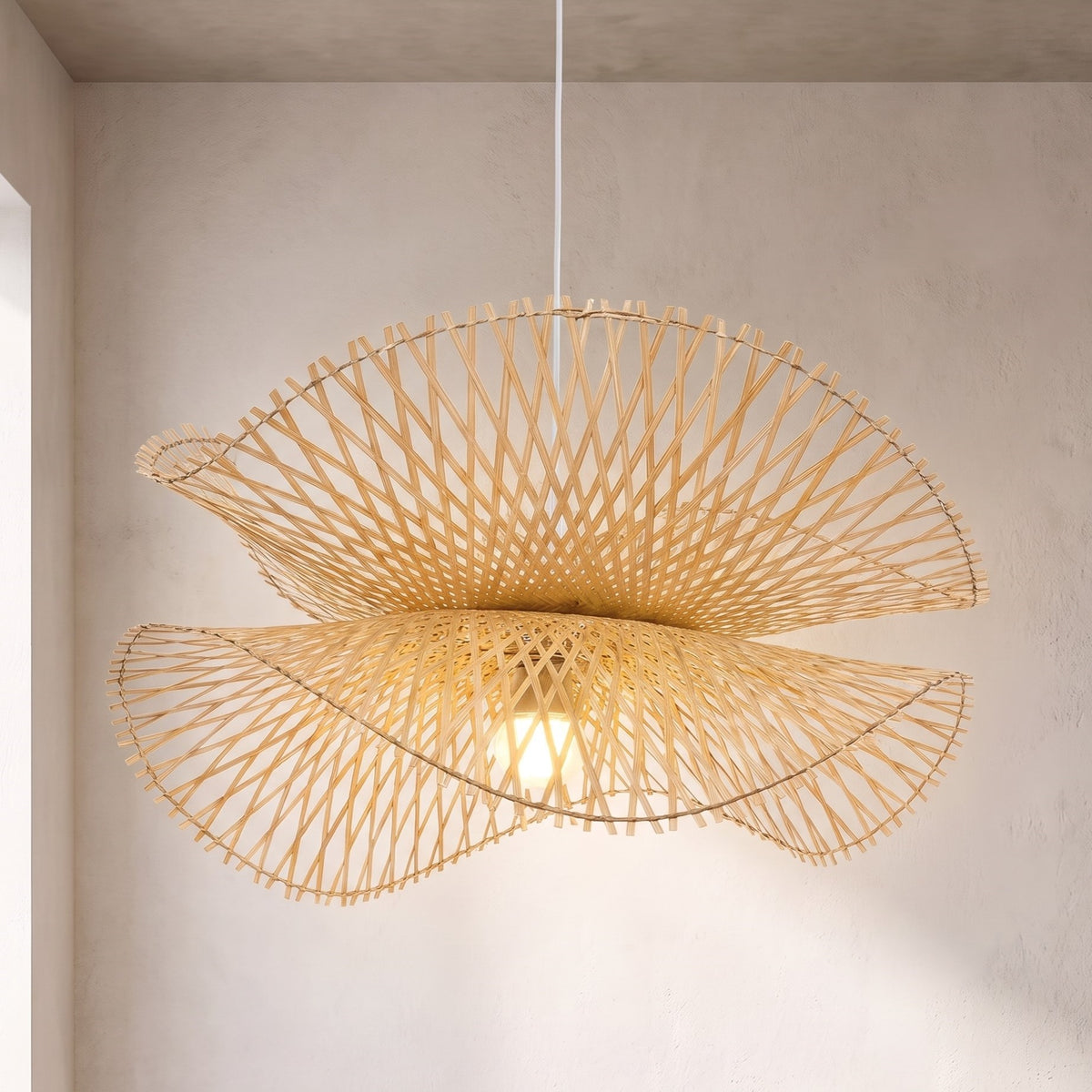 Lustre suspension en bambou naturel de 55 cm de diamètre, offrant une lumière douce et un design artisanal inspiré du style japonais pour le salon.