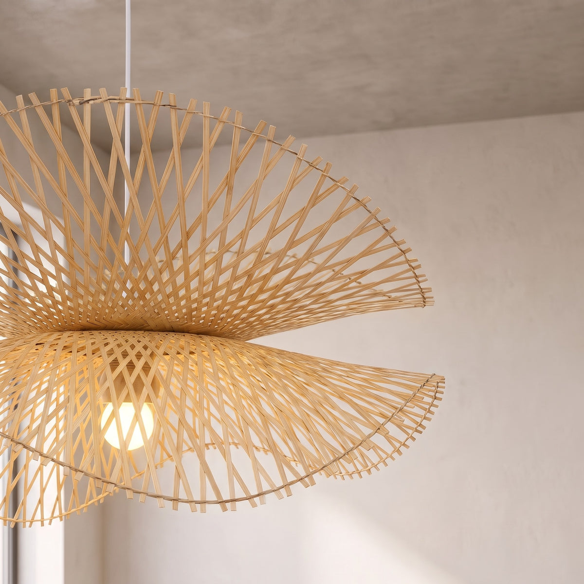 Vue rapprochée du tressage minutieux du bambou naturel sur le lustre, soulignant la qualité et le savoir-faire unique de ce luminaire élégant.