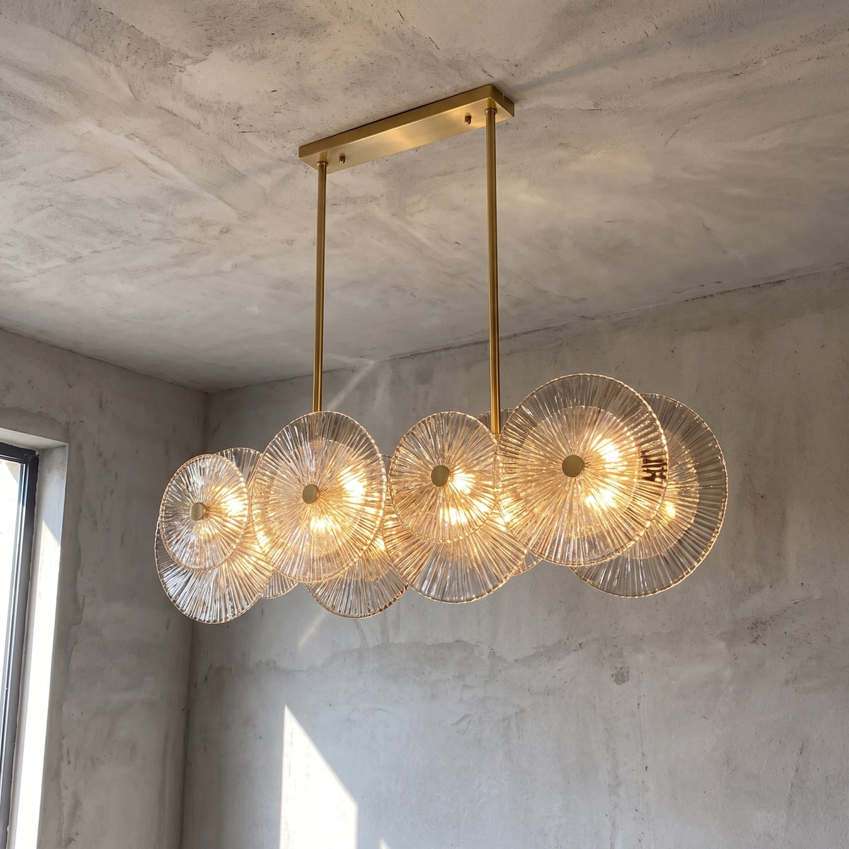 Lustre suspension de style Murano moderne avec disques de verre strié, illuminant une salle à manger élégante.