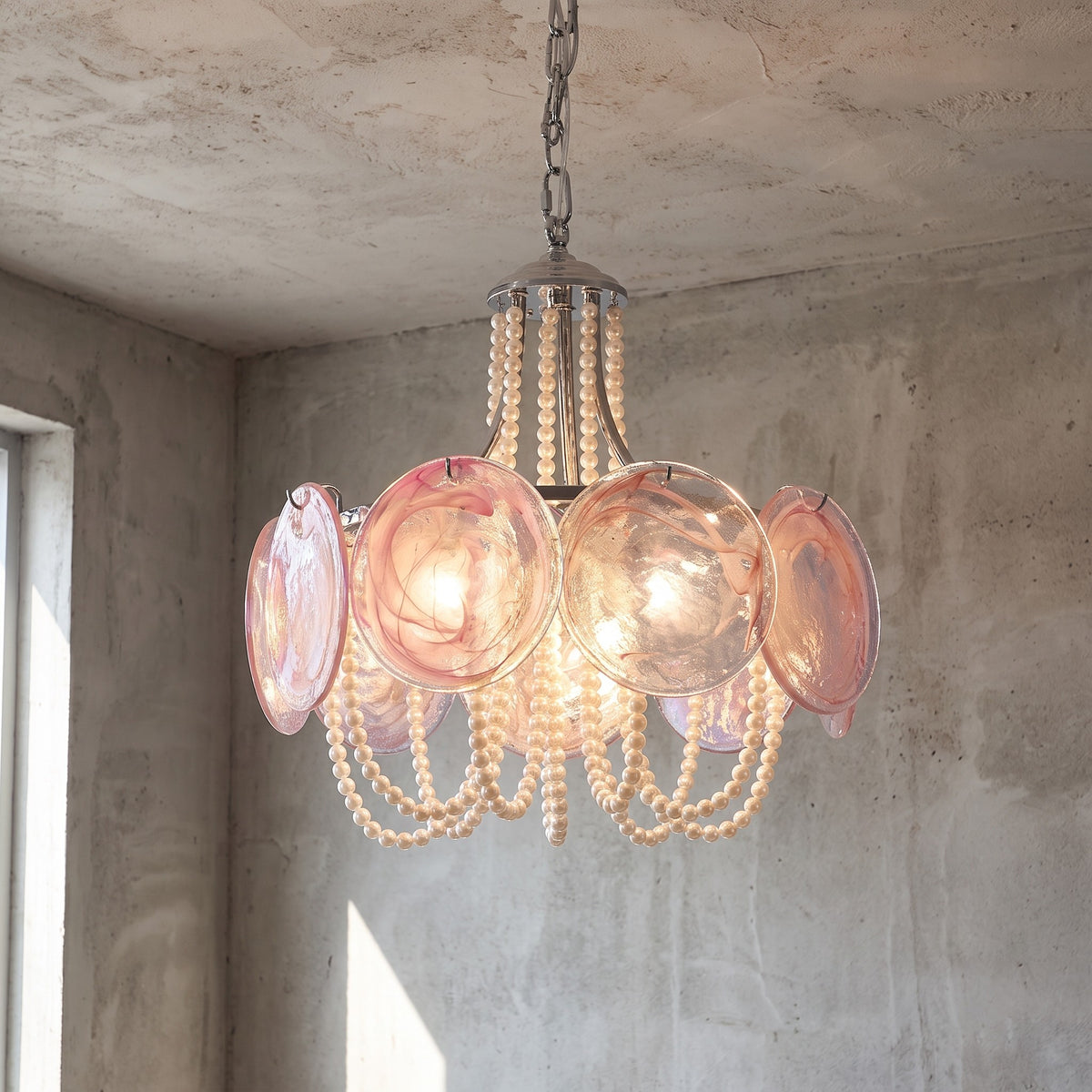 Vue d'ensemble du lustre suspension style Murano rose et chromé, orné de perles, illuminant une pièce moderne avec élégance.