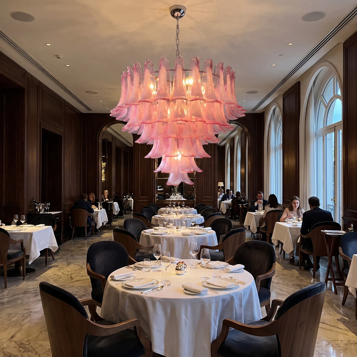 Détail rapproché des pétales de verre soufflé rose du lustre style Murano, révélant la texture et la finesse de la fabrication artisanale.