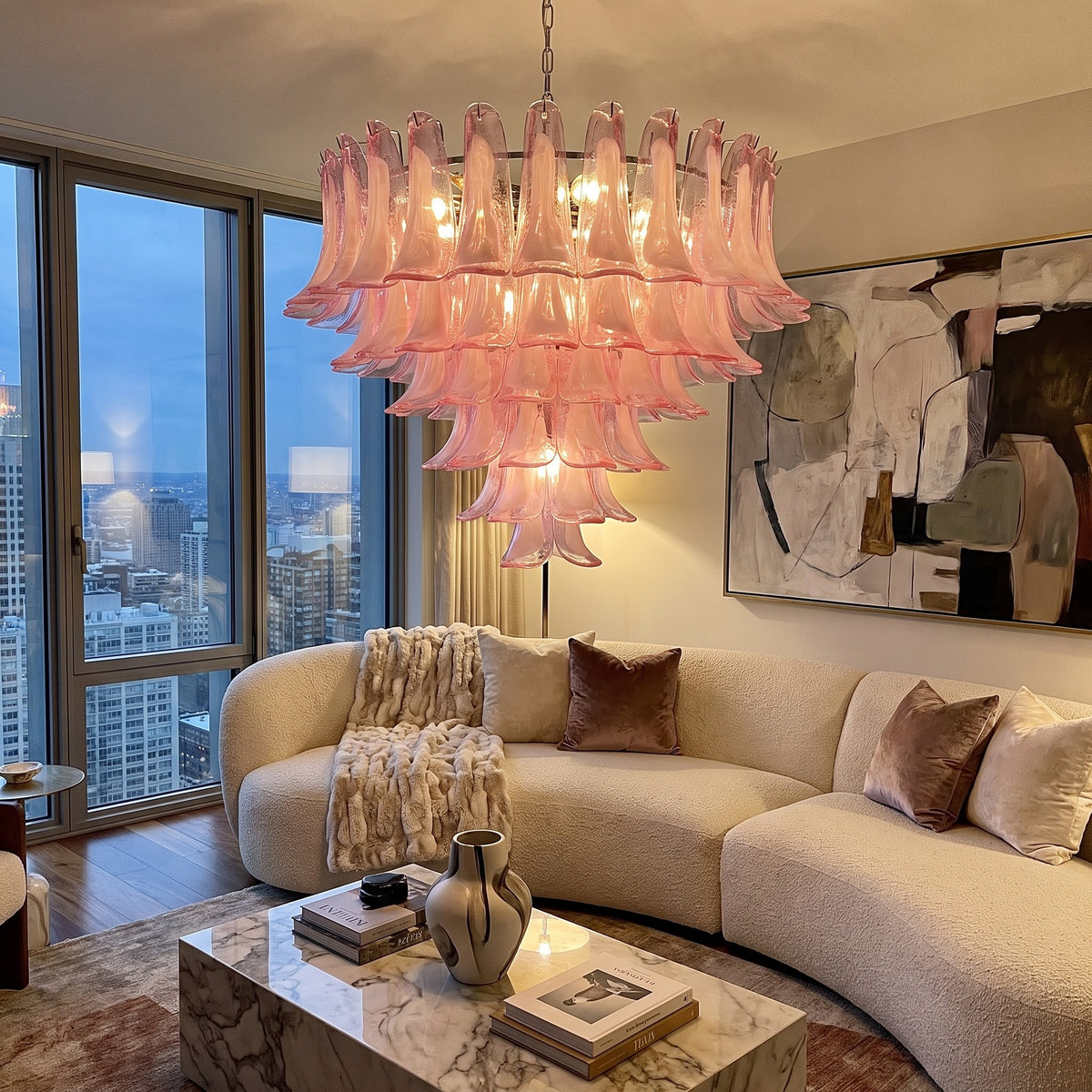 Gros plan sur la base du lustre suspension rose, avec les ampoules LED (non incluses) visibles à travers le verre translucide style Murano.