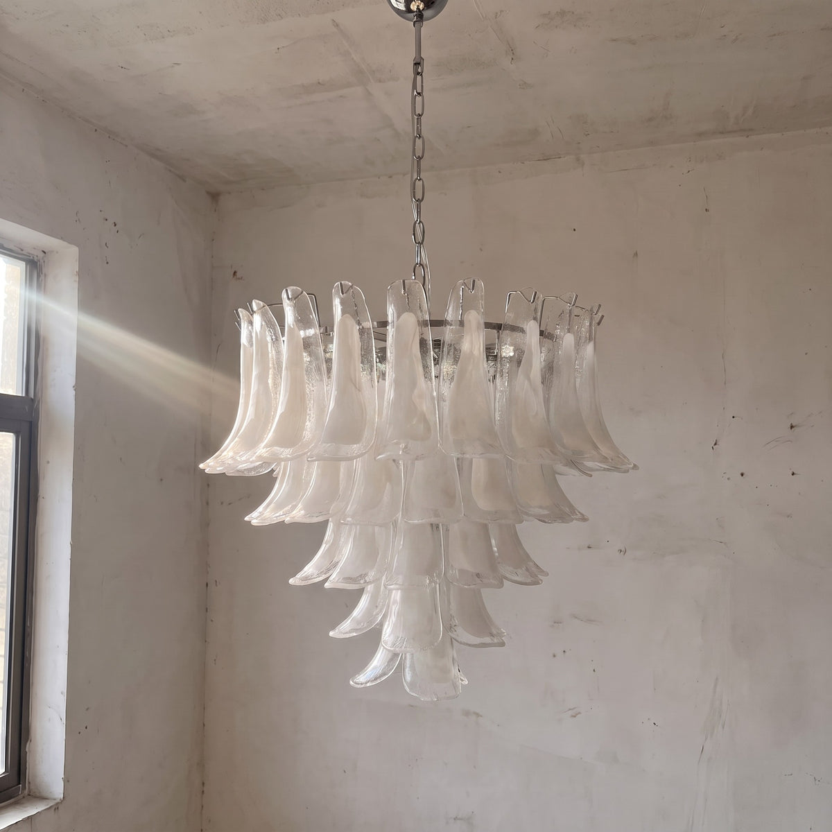 Détail de la finition chromée polie du support et de la chaîne, ajoutant une touche de raffinement à cette suspension vintage.