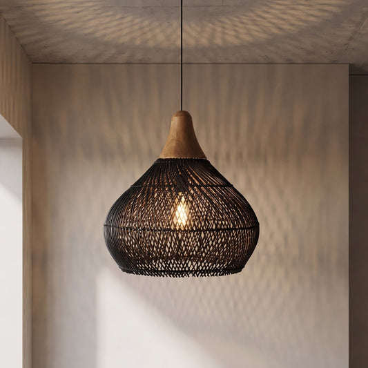 Lustre suspension design artisanal en rotin tressé noir et bois naturel, parfait pour une ambiance sereine dans votre salon.