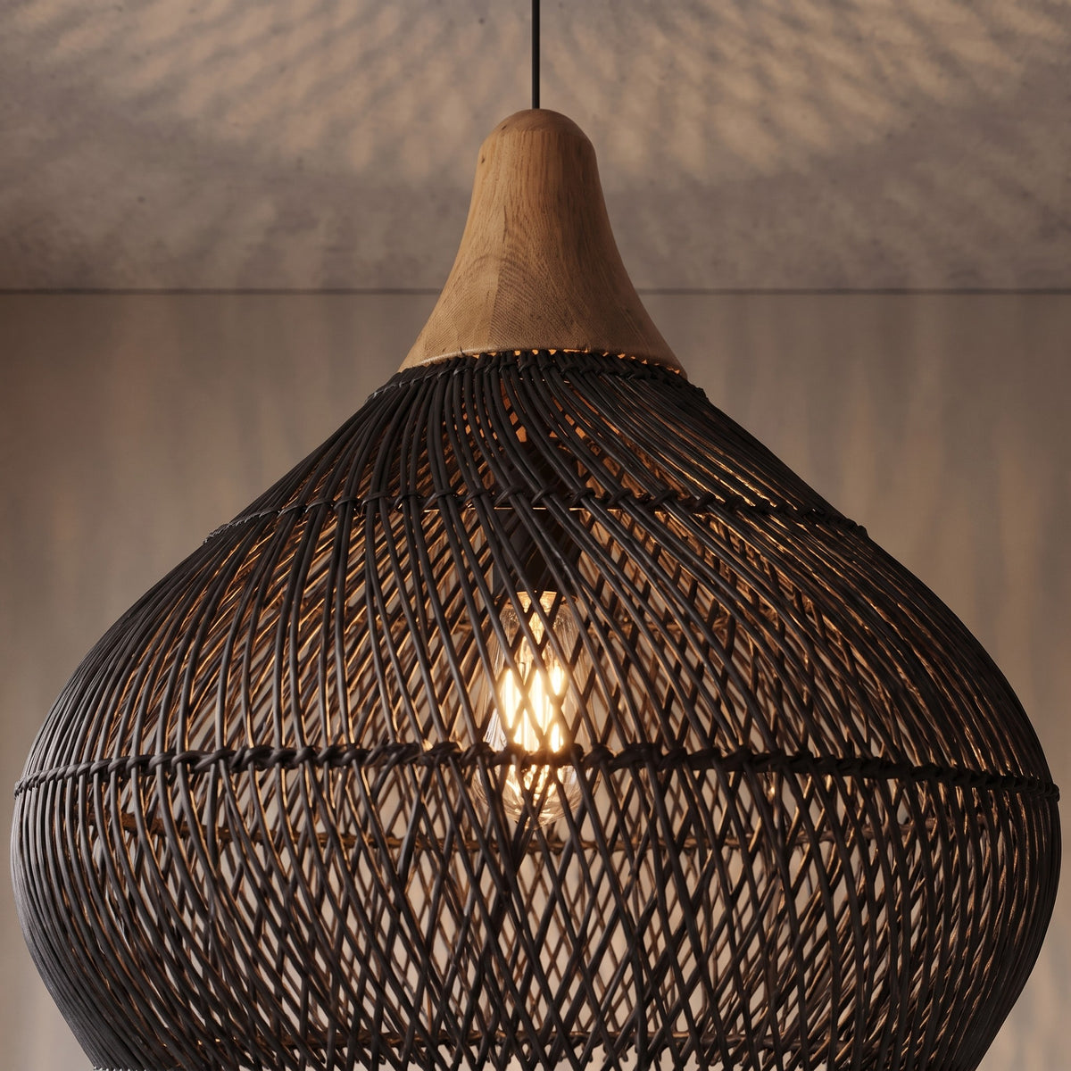 Détail du pavillon en bois massif clair sur une suspension moderne, apportant une touche organique et élégante à l'ensemble.