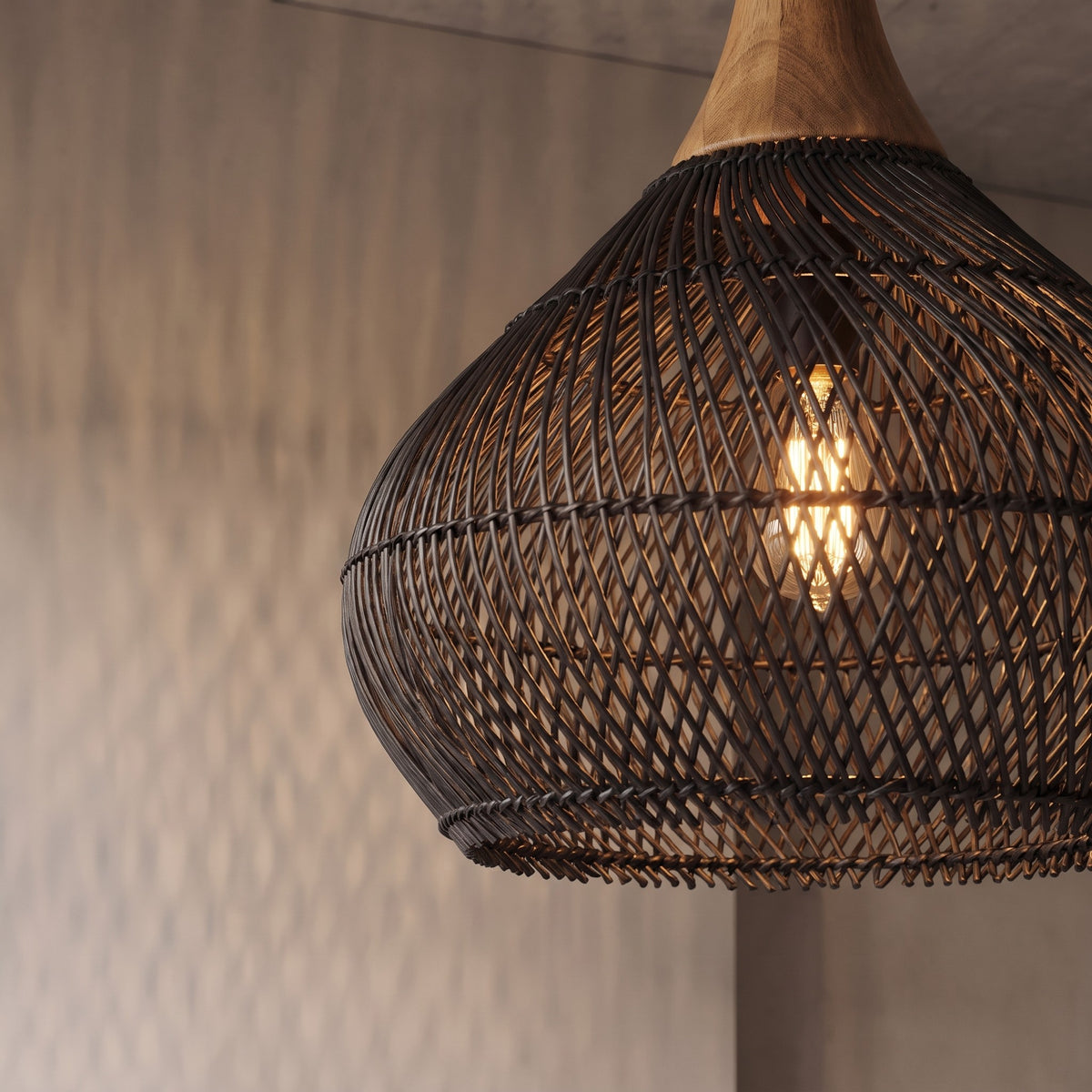 Vue d'ensemble d'une suspension luminaire en rotin noir et bois, avec ses dimensions claires, s'intégrant harmonieusement.