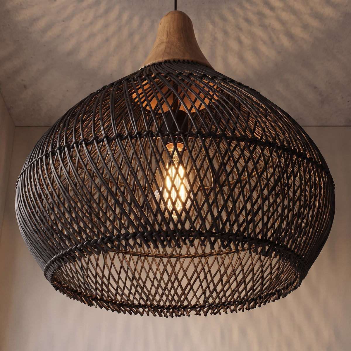 Design épuré d'une lampe suspendue en fibre naturelle et bois, créant une ambiance zen et un esprit japonisant authentique.