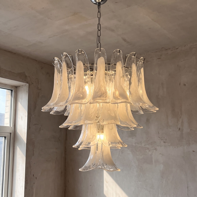 Lustre suspension grand format en verre opalin blanc et métal chromé, vue d'ensemble, parfait pour un salon lumineux.