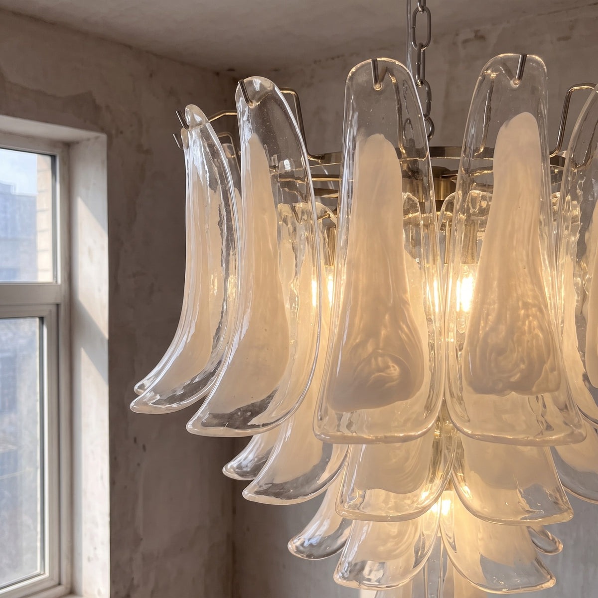 Vue latérale du lustre suspension Art Déco, montrant ses trois niveaux de pétales en verre et sa structure métallique.