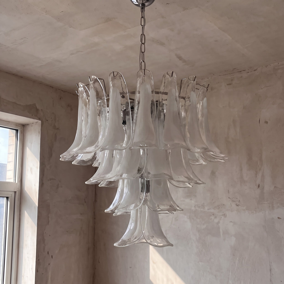 Suspension décorative moderne pour salle à manger ou chambre, avec des éléments en verre inspirés des fleurs de Murano.