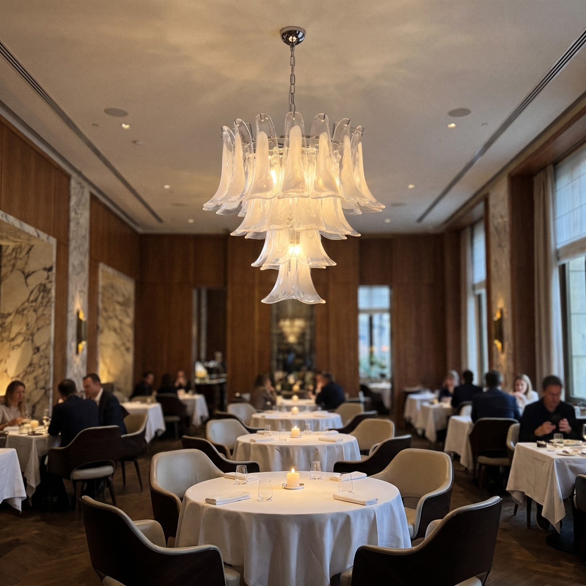 Lustre suspension de 50 cm de large, illuminant une pièce avec sa lumière chaleureuse, créant une ambiance élégante.