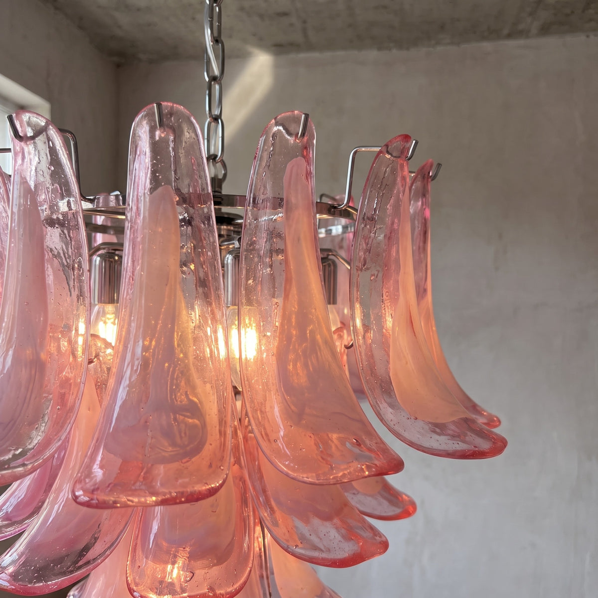 Détail du système de fixation en métal chromé d'un lustre suspension style Murano, montrant la qualité de finition et la solidité de l'ensemble.