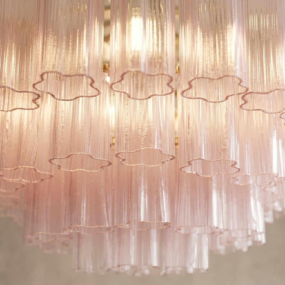 Détail de l'installation du lustre au plafond, mettant en évidence les 9 ampoules LED E14 intégrées dans la structure discrète.