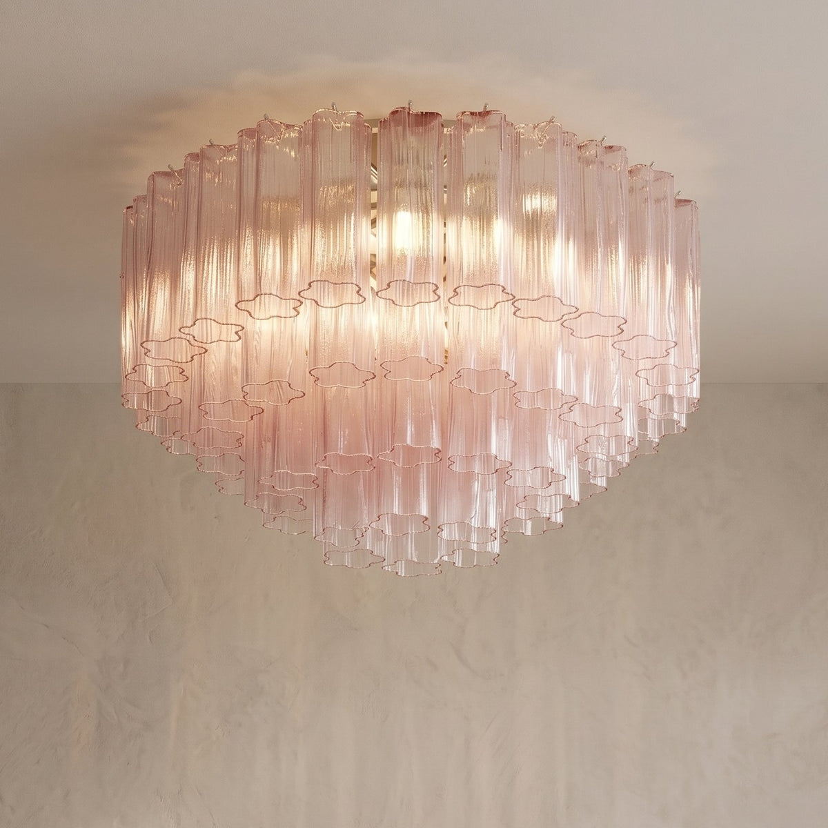 Vue d'ensemble du lustre de plafond style Murano en verre rose, éclairant un salon moderne avec élégance. Diamètre 65 cm.