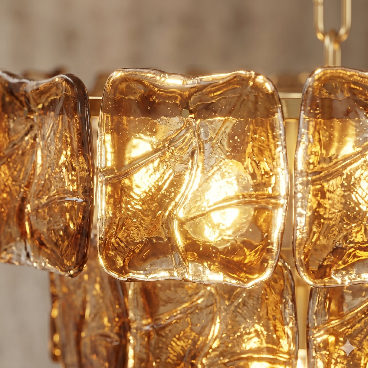 Lustre postmoderne en verre et fer forgé, installé au plafond d'une salle à manger élégante. Chaîne de suspension visible.