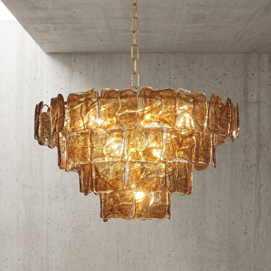 Lustre suspendu style Murano ambré avec plaques de verre texturé, éclairant un salon moderne. Vue d'ensemble du luminaire.
