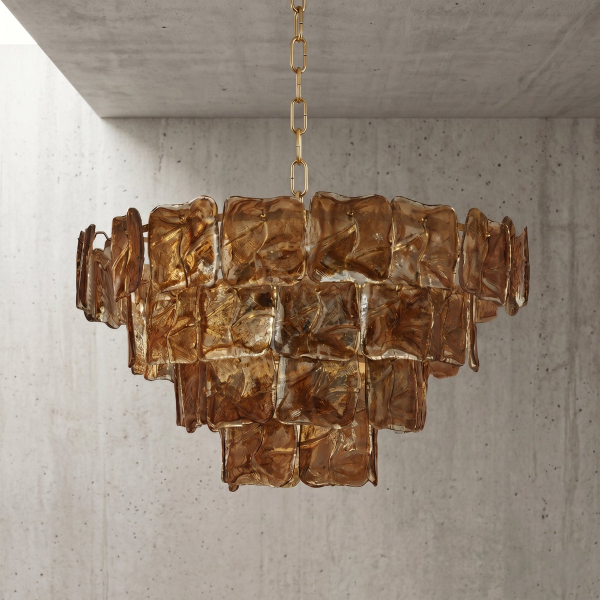 Le lustre allumé, diffusant une lumière chaude et accueillante dans un intérieur contemporain. Ampoules E14 visibles.