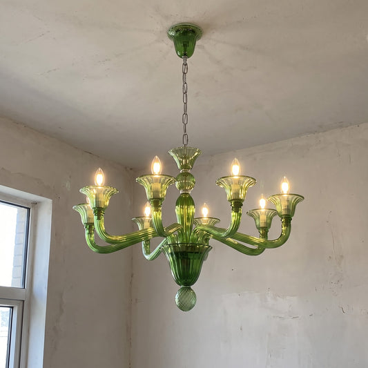 Vue d'ensemble du lustre Art Déco en verre soufflé vert, 8 lumières, apportant une touche vénitienne élégante à l'intérieur.