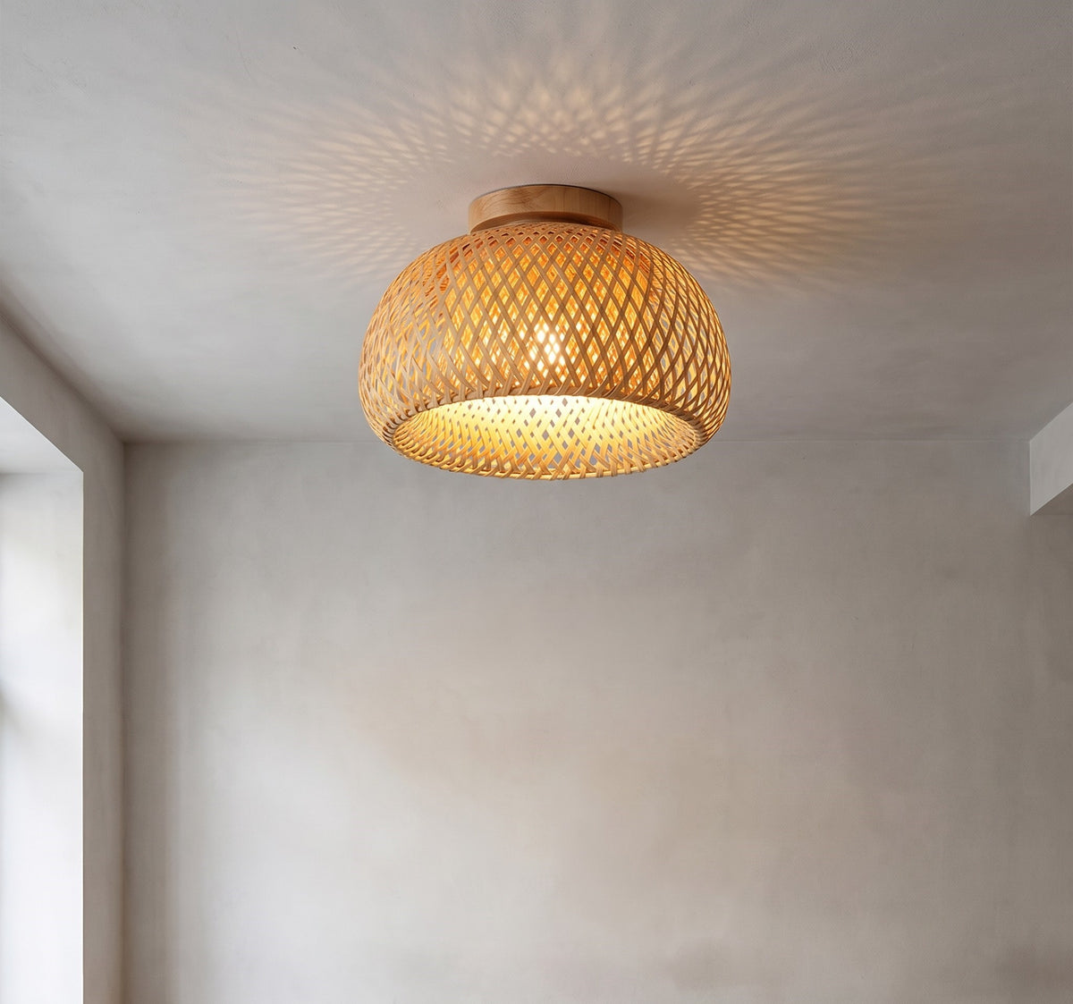 Gros plan sur le tressage artisanal du bambou, mettant en valeur la texture unique et le savoir-faire de ce luminaire de plafond.