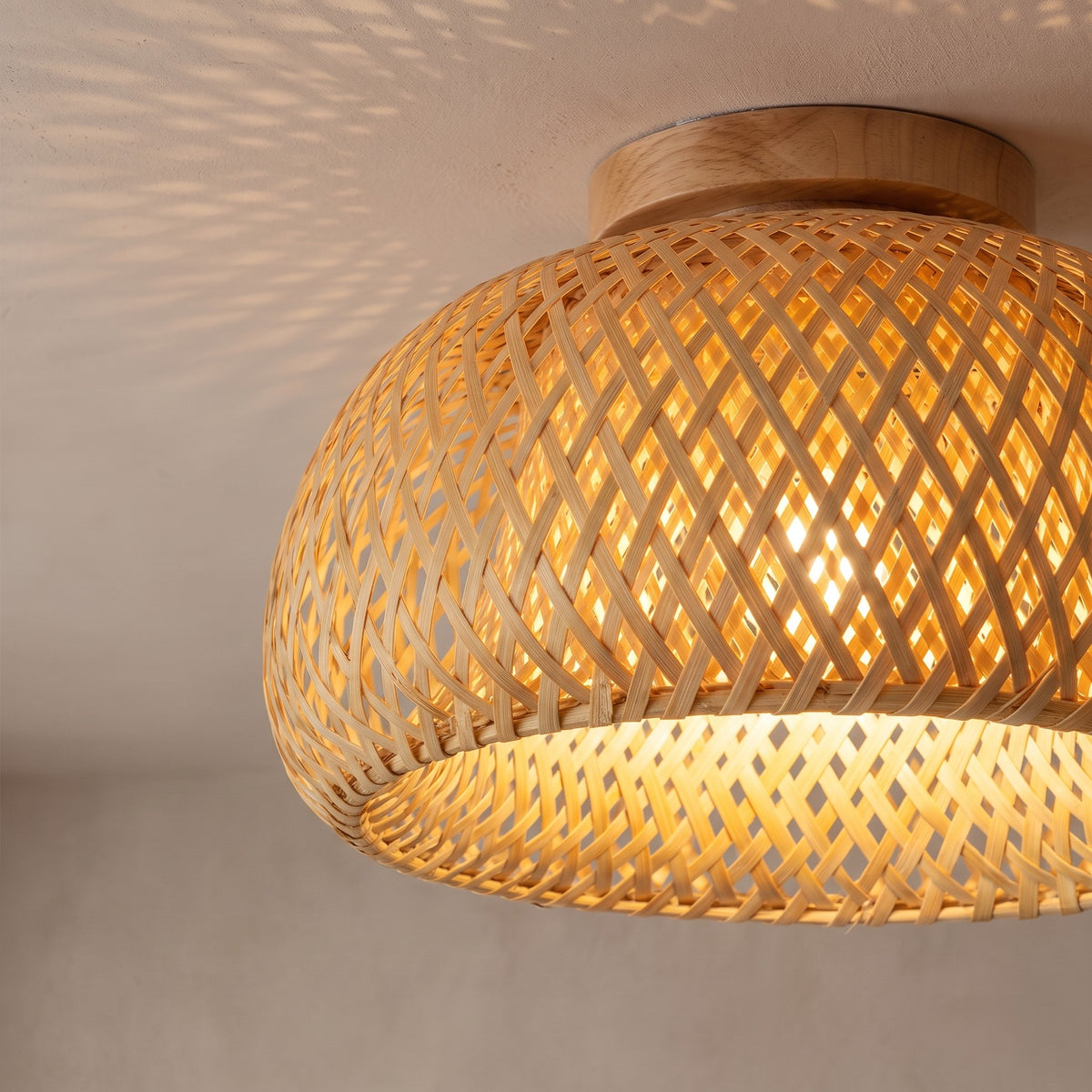 Plafonnier en bambou allumé, projetant de belles ombres décoratives sur le plafond, ajoutant une dimension artistique à l'éclairage.