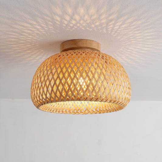 Luminaire de plafond en bambou tressé installé dans une chambre, diffusant une lumière douce et propice à la détente et au bien-être.