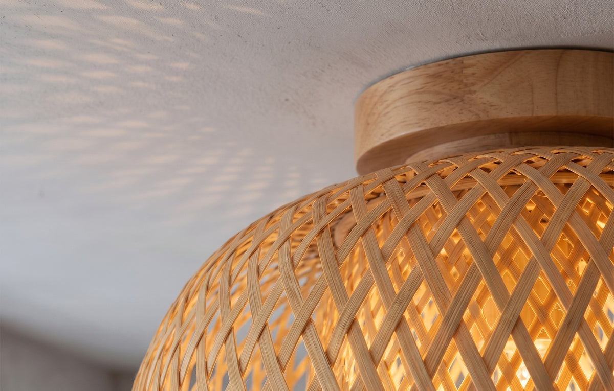 Détail du socle en bois du plafonnier, assurant une fixation solide et un design harmonieux avec l'abat-jour en bambou naturel.