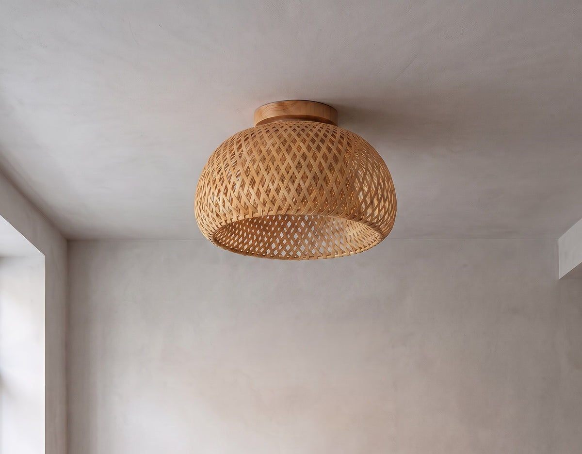 Plafonnier LED rétro en bambou tressé, vue d'ensemble, idéal pour créer une ambiance naturelle et chaleureuse dans un salon moderne.