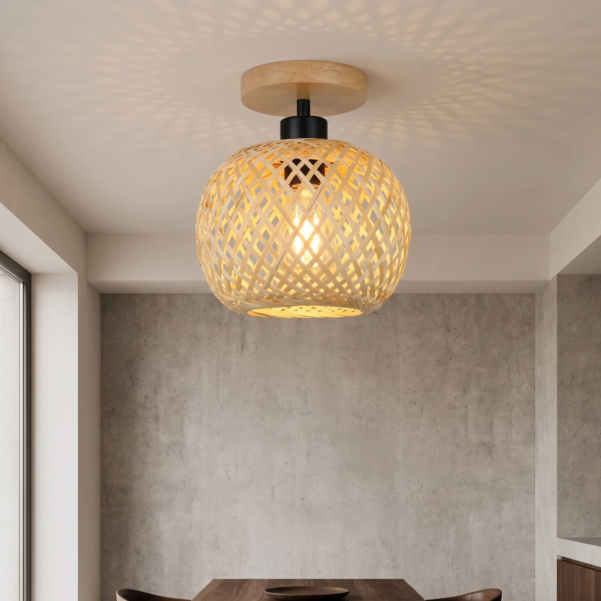 Vue rapprochée du plafonnier LED, mettant en valeur le tressage artisanal du bambou et la finition en bois clair du support.