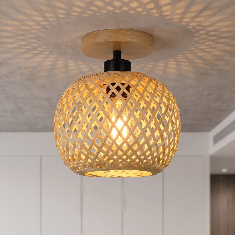 Plafonnier LED en bambou tissé, style rétro bohème, pour une lumière douce et une ambiance naturelle dans un salon moderne.