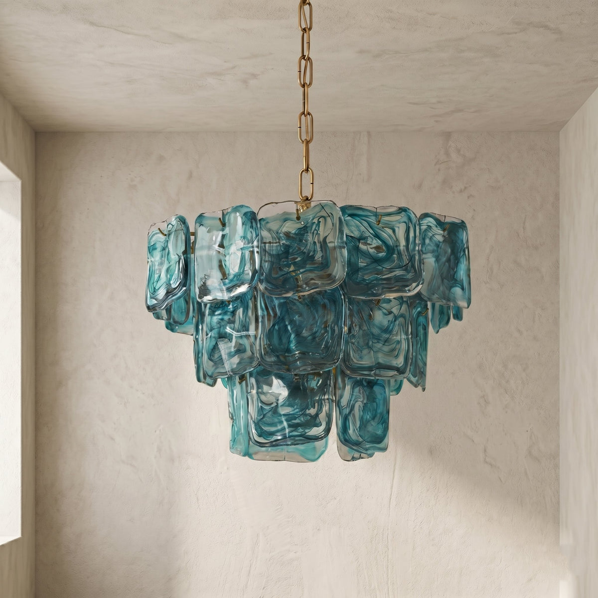 Photographie du lustre suspendu, montrant son diamètre de 50 cm et sa hauteur de 38 cm, idéal pour des plafonds hauts.