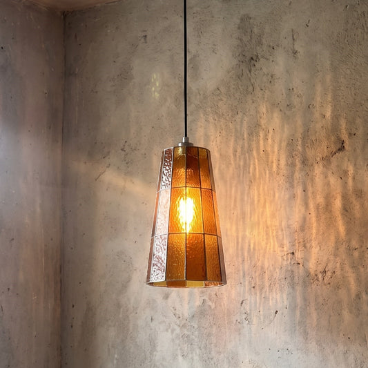 Suspension Art Déco en verre teinté orange ambré, vue d'ensemble du luminaire éteint. Style vintage pour intérieur chic.