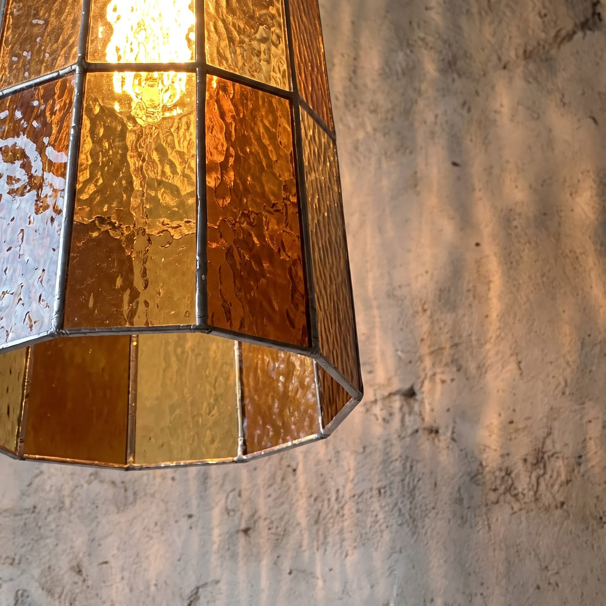 Luminaire suspendu Art Déco avec ses dimensions précises : hauteur 29cm, diamètre 17cm, câble de 1,8m.