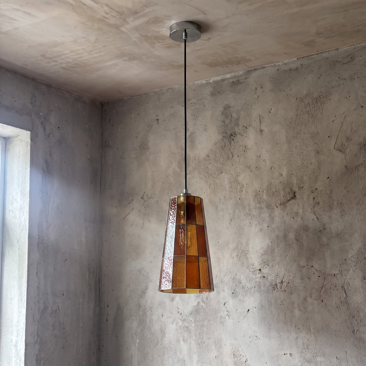 Vue latérale de la suspension Art Déco, mettant en valeur sa forme conique élégante et sa finition en fer patiné.