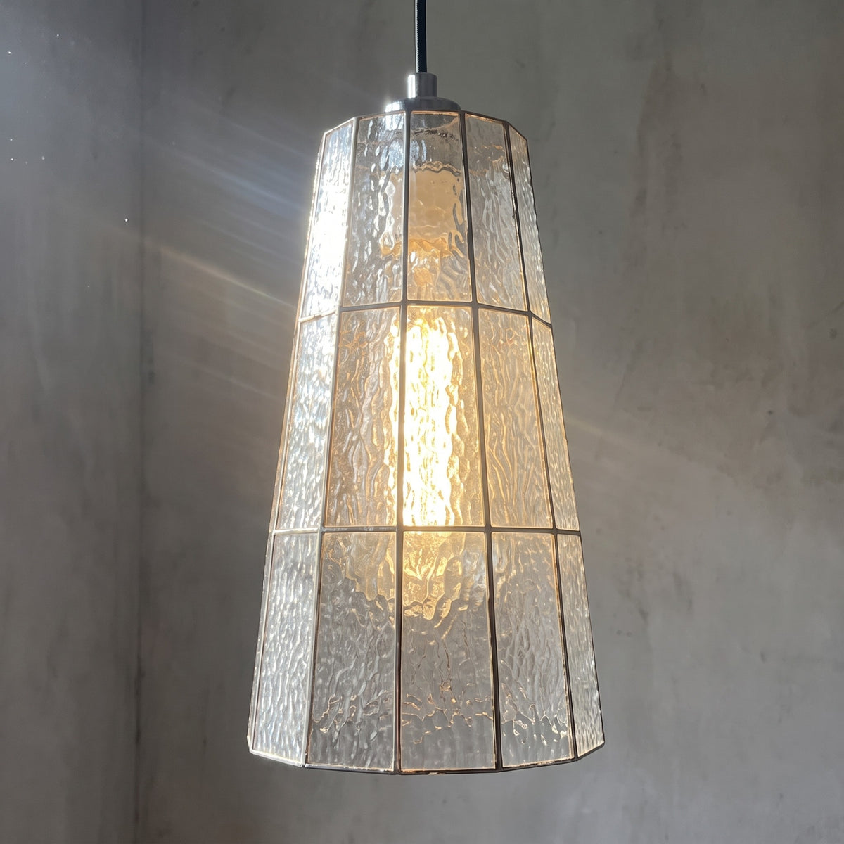 Vue de profil de la suspension Art Déco, mettant en avant sa forme conique élégante et sa structure en métal finition fer.