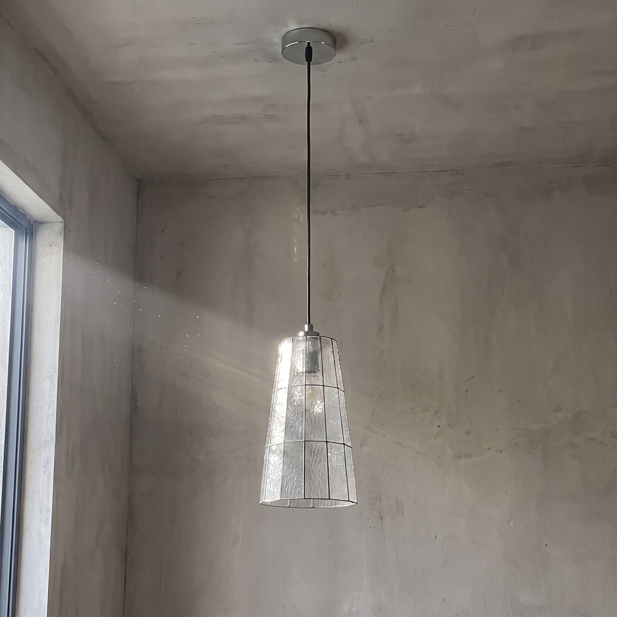 Suspension Art Déco vintage avec son câble ajustable, offrant un éclairage focalisé idéal pour un îlot de cuisine.
