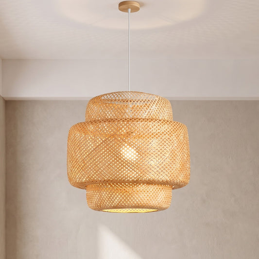 Suspension luminaire en bambou beige naturel, éclairée, diffusant une lumière douce et chaleureuse dans une chambre zen.