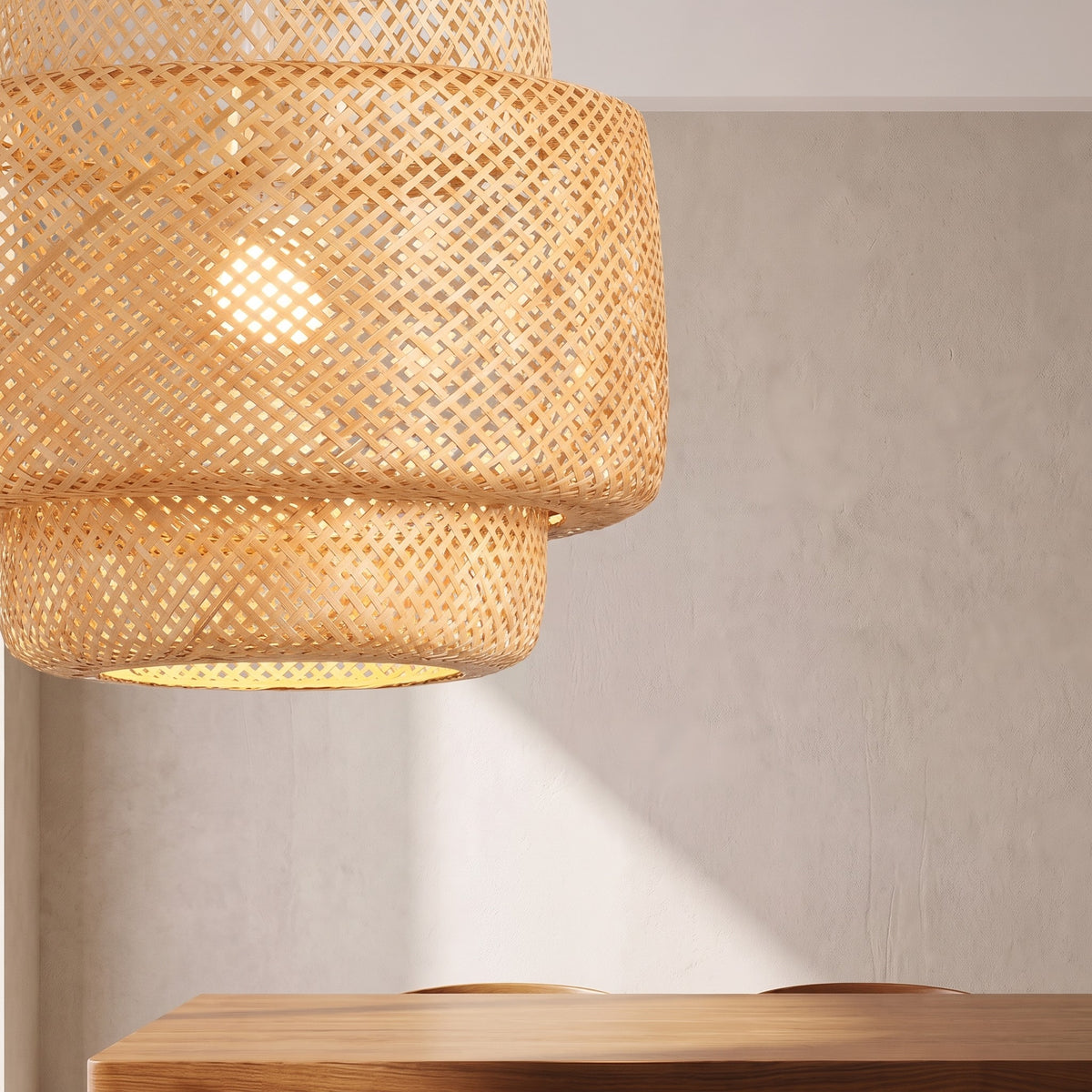 Gros plan sur la fixation plafond en bois clair d'une suspension en bambou, illustrant une installation simple et élégante.