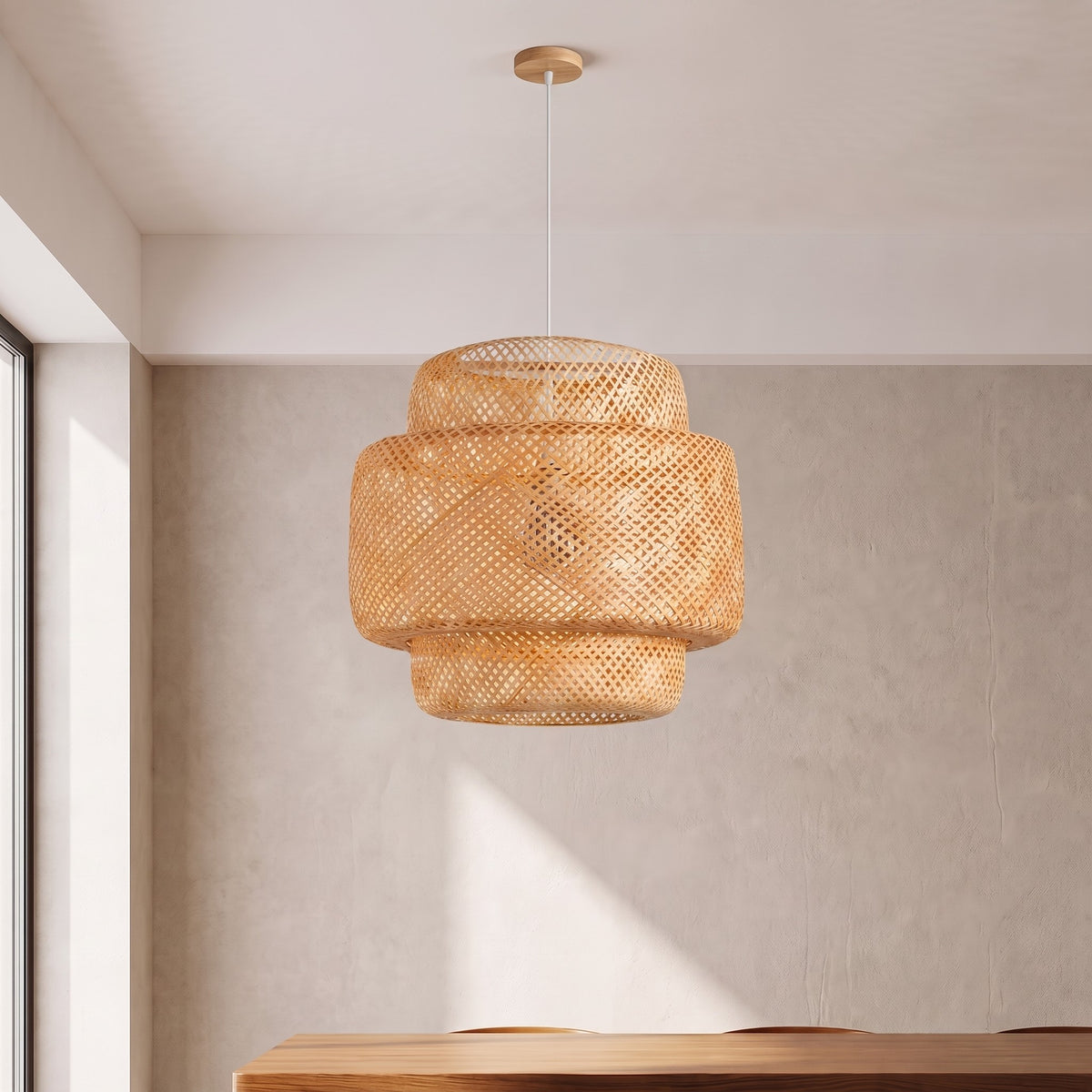 Vue d'ensemble d'une suspension en bambou naturel tressé, design cylindrique à plusieurs niveaux, idéale pour un salon moderne.