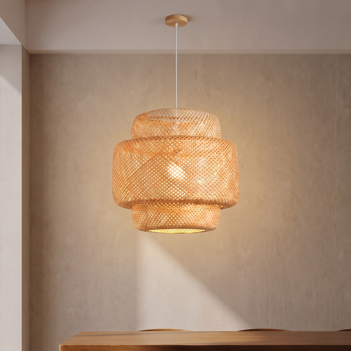 Détail de la texture du bambou tissé à la main sur une suspension luminaire, mettant en valeur l'artisanat style Wabi-Sabi.
