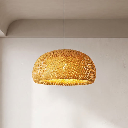 Suspension en bambou tressé beige naturel, parfaite pour illuminer un intérieur moderne ou bohème avec sa lumière douce et invitante.