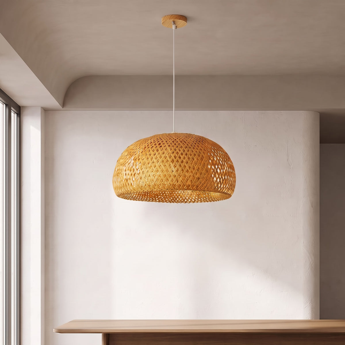 Détail du tressage artisanal en bambou, révélant la texture unique et la qualité supérieure du luminaire suspendu bohème.