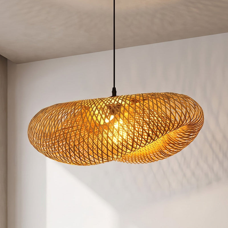 Suspension lumineuse en bambou naturel de 80cm de large, avec un câble réglable de 120cm, installée dans une salle à manger.