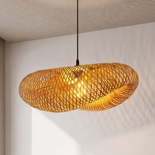 Suspension lumineuse en bambou naturel de 80cm de large, avec un câble réglable de 120cm, installée dans une salle à manger.