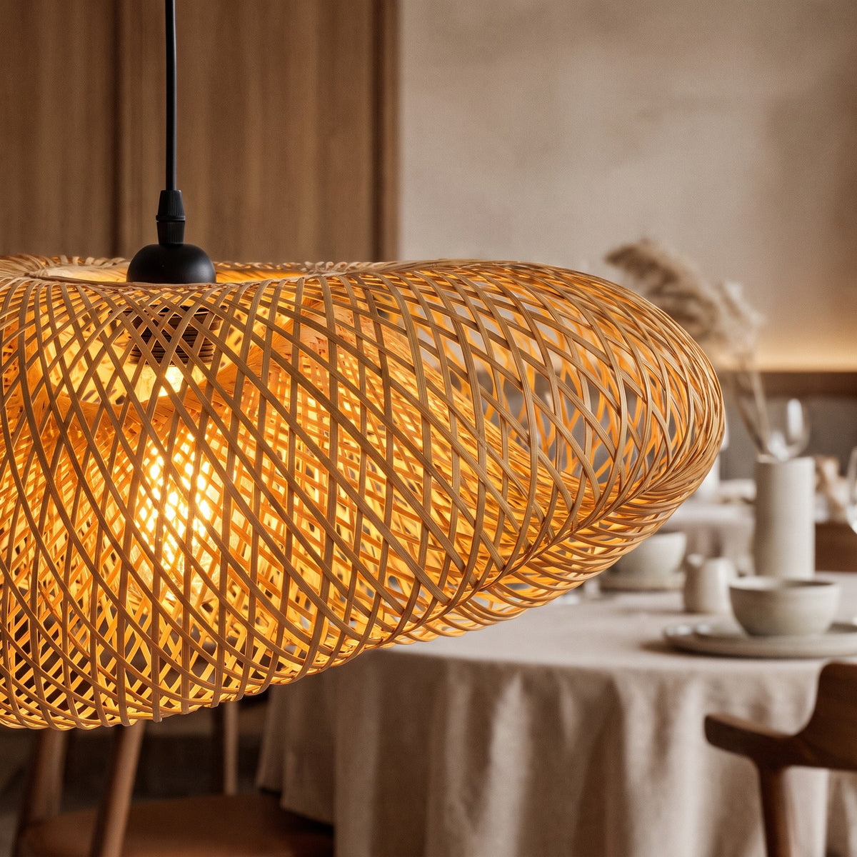 Lustre suspension LED en bambou tressé de 55 cm de hauteur, apportant une touche artisanale et contemporaine à l'intérieur.