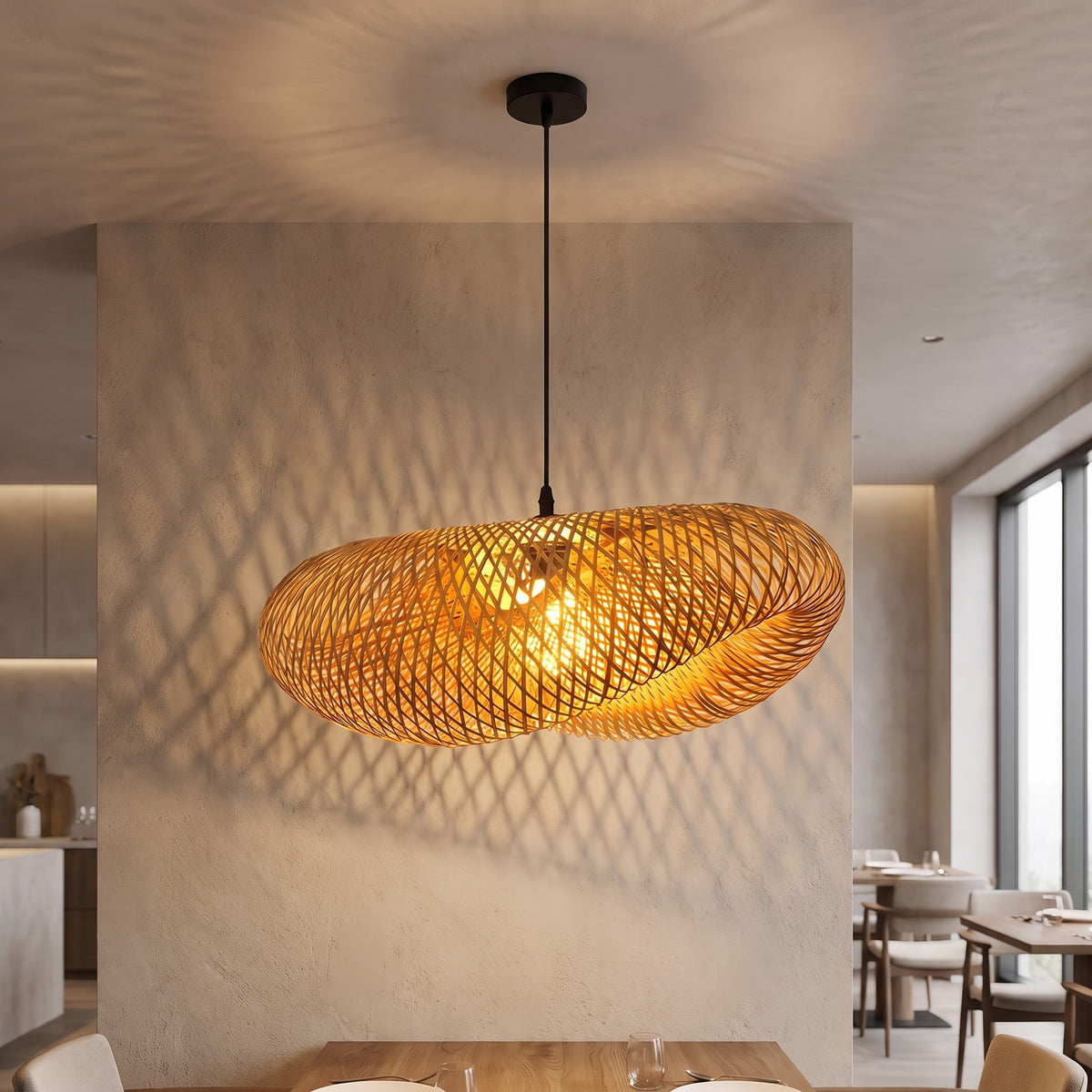 Vue détaillée de la texture du bambou naturel tressé à la main sur une grande suspension LED de style organique.