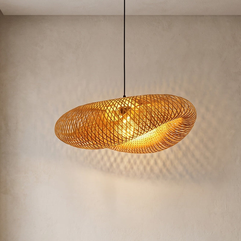 Suspension LED moderne en bambou tressé, forme organique unique, éclairant un salon contemporain avec une lumière douce et chaleureuse.