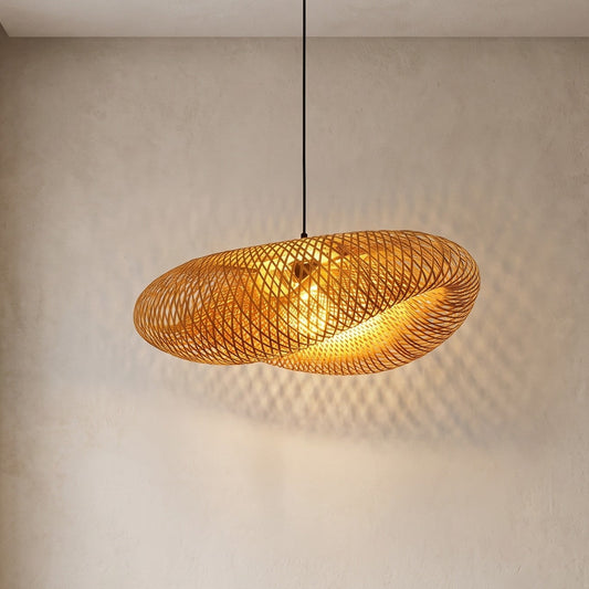 Suspension LED moderne en bambou tressé, forme organique unique, éclairant un salon contemporain avec une lumière douce et chaleureuse.
