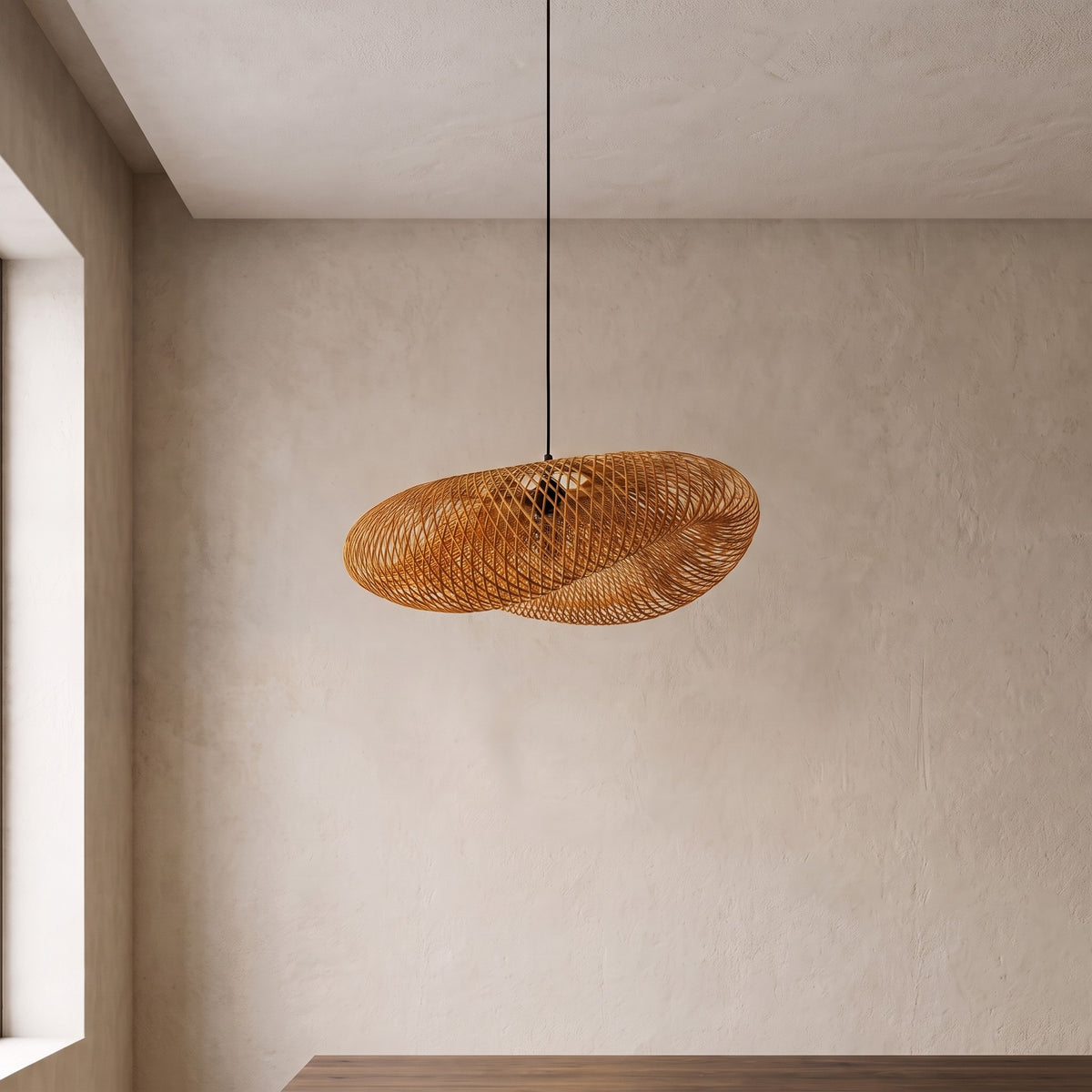 Suspension lumineuse LED en bambou allumée, projetant des motifs d'ombre délicats sur le mur d'une chambre, pour une atmosphère relaxante.