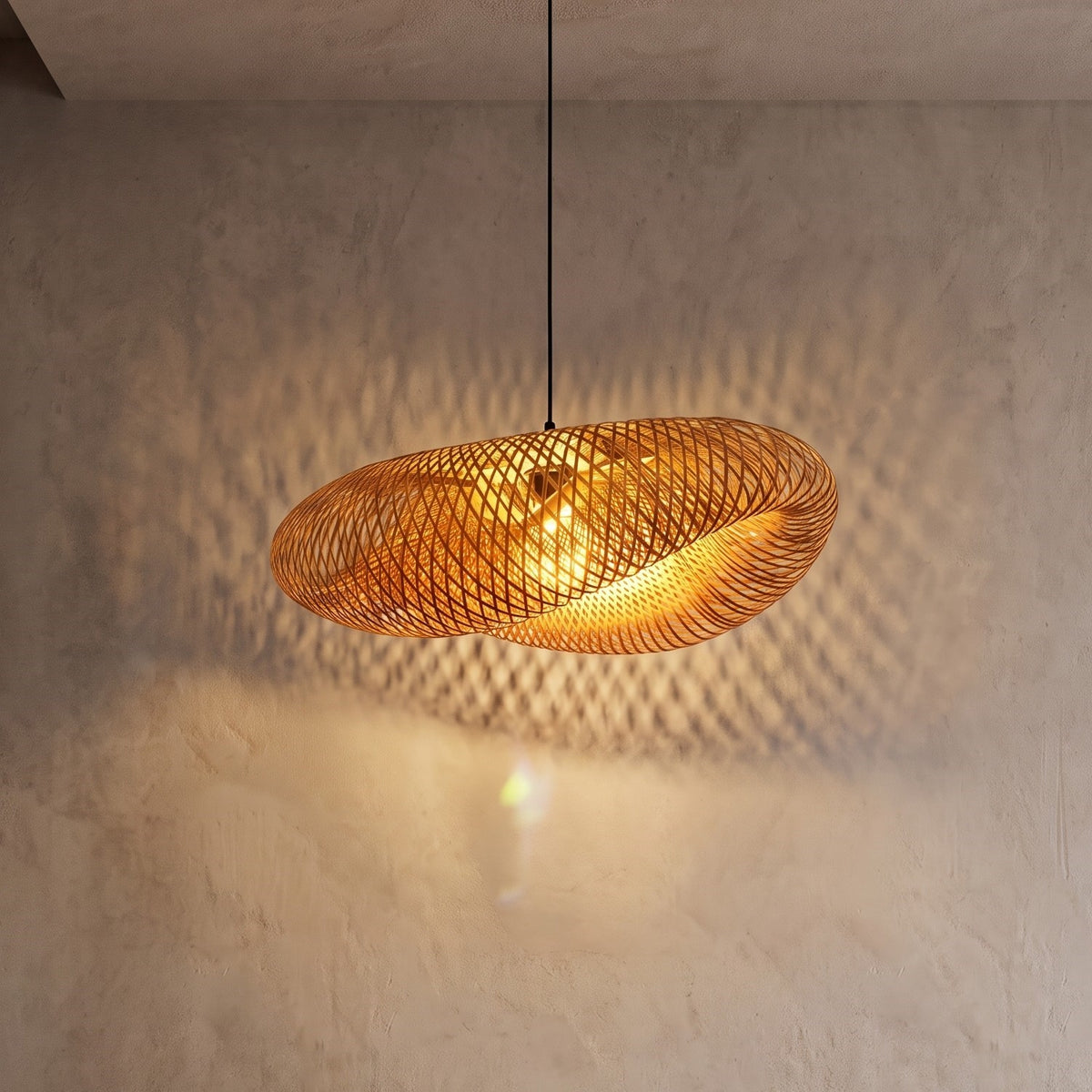 Gros plan sur le tressage artisanal du bambou, révélant la texture naturelle et les nuances dorées de la suspension LED éteinte.